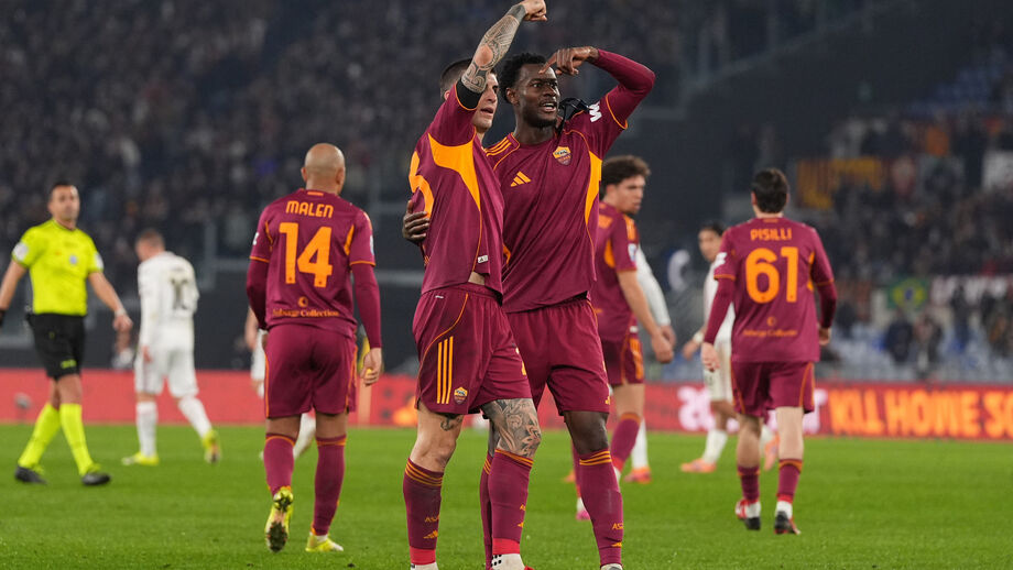 Jogadores da Roma festejam triunfo frente à Cremonese