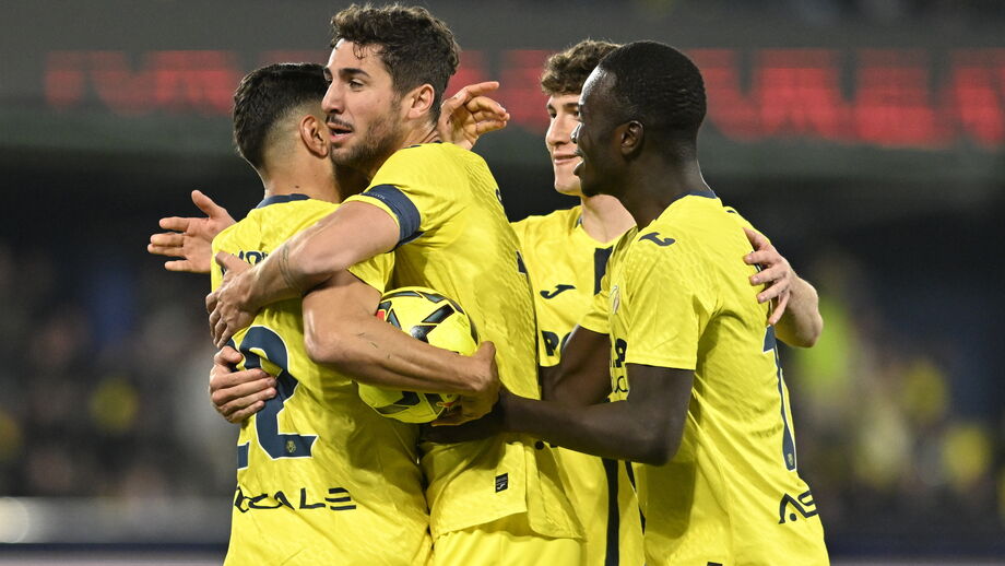 Villarreal apanha susto mas vence