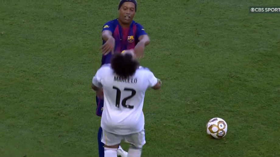 Momento animado num Real Madrid-Barcelona de antigas glórias