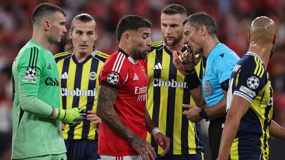 Slavko Vincic com Otamendi no jogo entre o Benfica e o Fenerbahçe