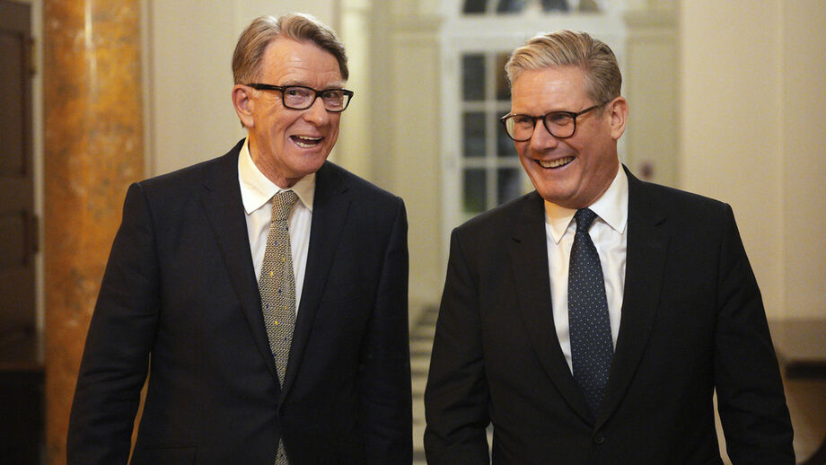 O embaixador do Reino Unido em Washington Peter Mandelson acompanhado de Keir Starmer. Mandelson está envolvido numa polémica dada a sua ligação a Jeffrey Epstein