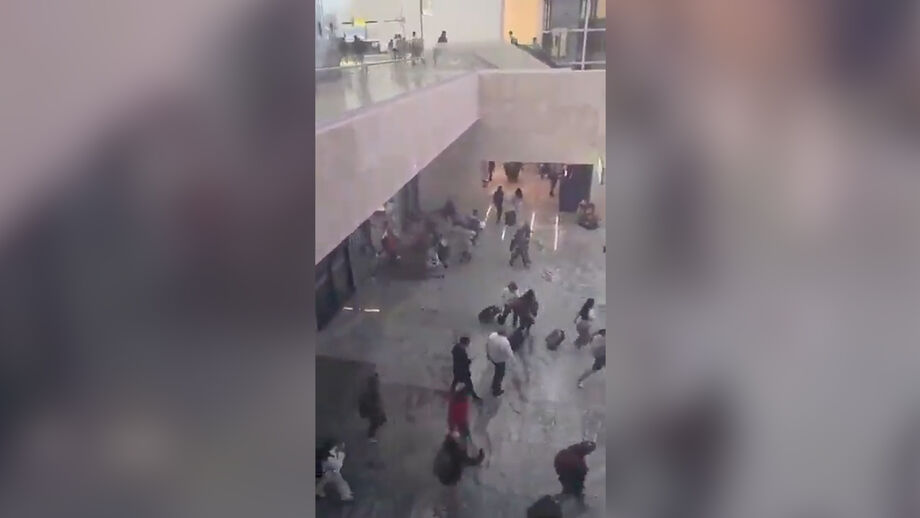 Estradas bloqueadas e veículos incendiados condicionaram acessos e causaram o pânico