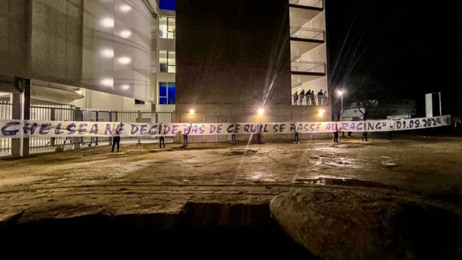 Adeptos do Estrasburgo criticam a direção e o Chelsea numa tarja