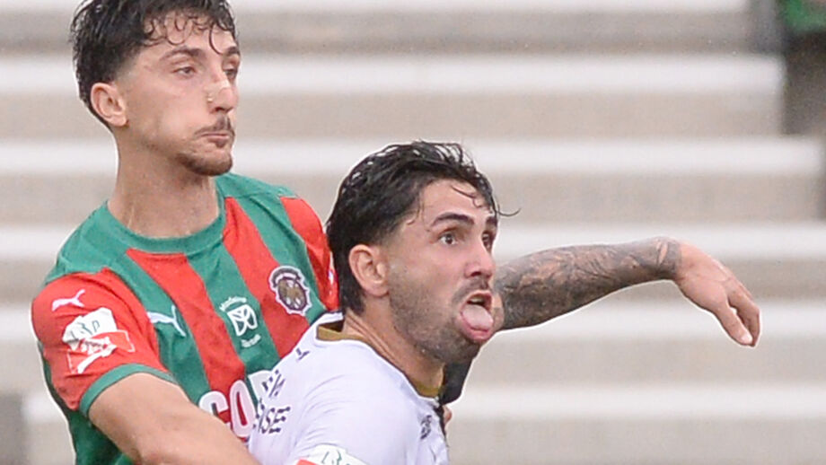 Central (à esquerda) parou por lesão