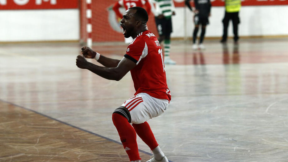 Arthur faz a festa durante a vitória do Benfica sobre o Sporting
