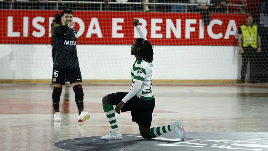 Zicky Té marcou no Benfica-Sporting em futsal e fez o gesto antirracismo