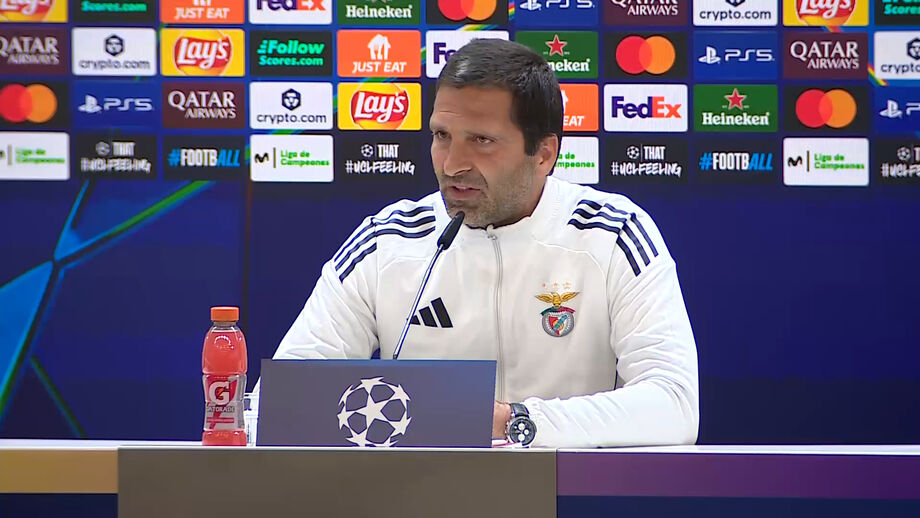 Treinador-adjunto dos encarnados deixou críticas à arbitragem no jogo da primeira mão disputado na Luz