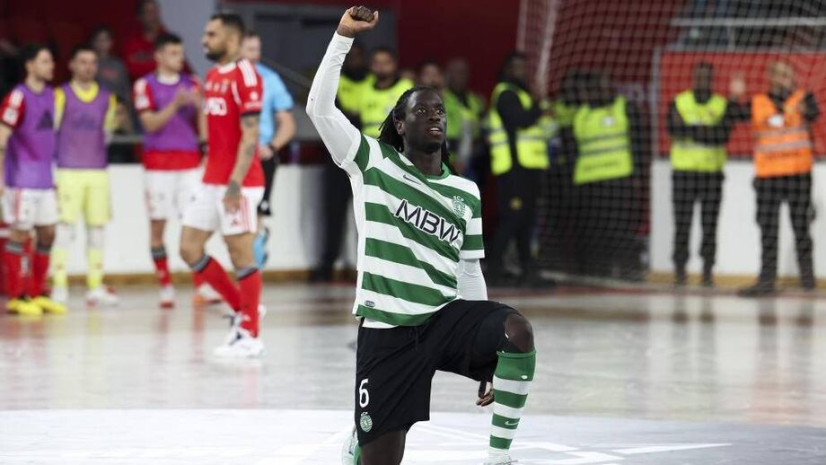 Zicky Té celebra golo frente ao Benfica nos quartos da Champions