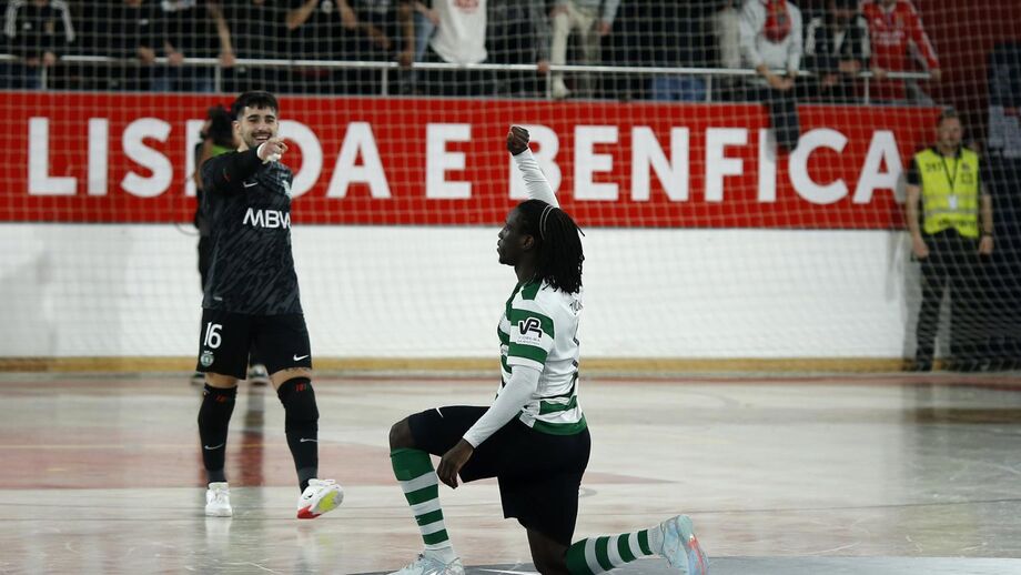 Zicky Té faz gesto antirracismo