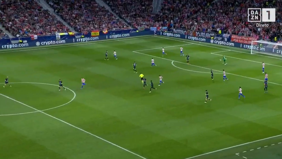 O momento em que Oblak assistiu Sorloth para o golo do Atlético Madrid frente ao Club Brugge