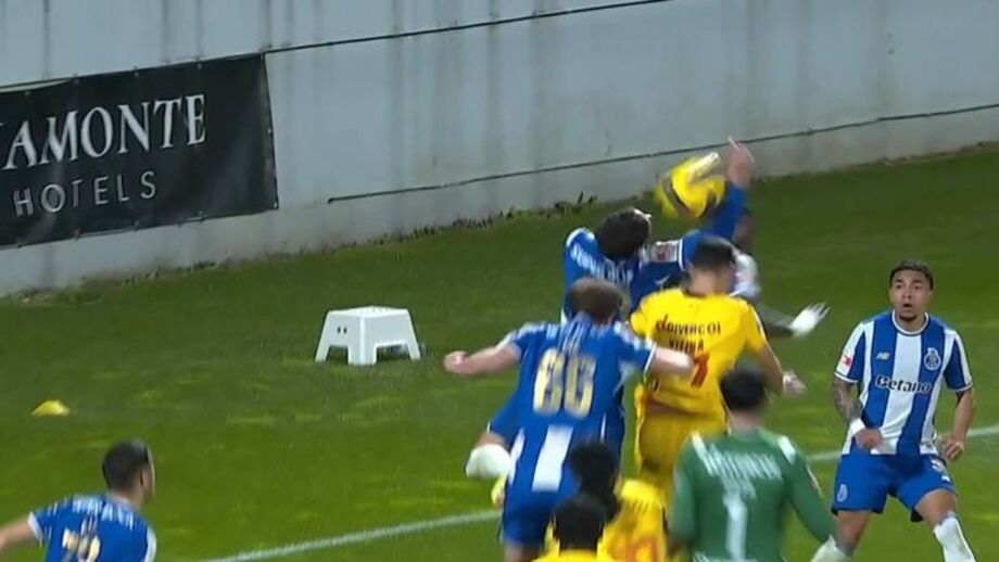 P. Ferreira queixa-se de uma mão de Filipe Silva no último lance da partida