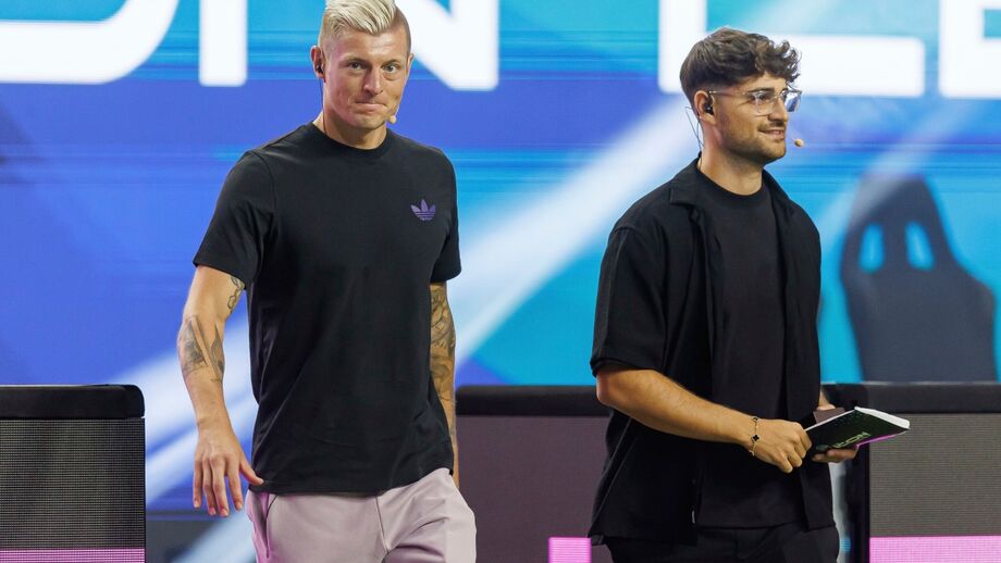 Kroos treina equipa Sub-8 em Valdebebas, Madrid.
