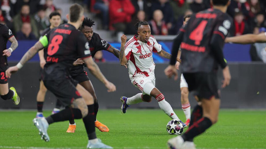 Os jogadores de Bayer Leverkusen e Olympiacos em ação