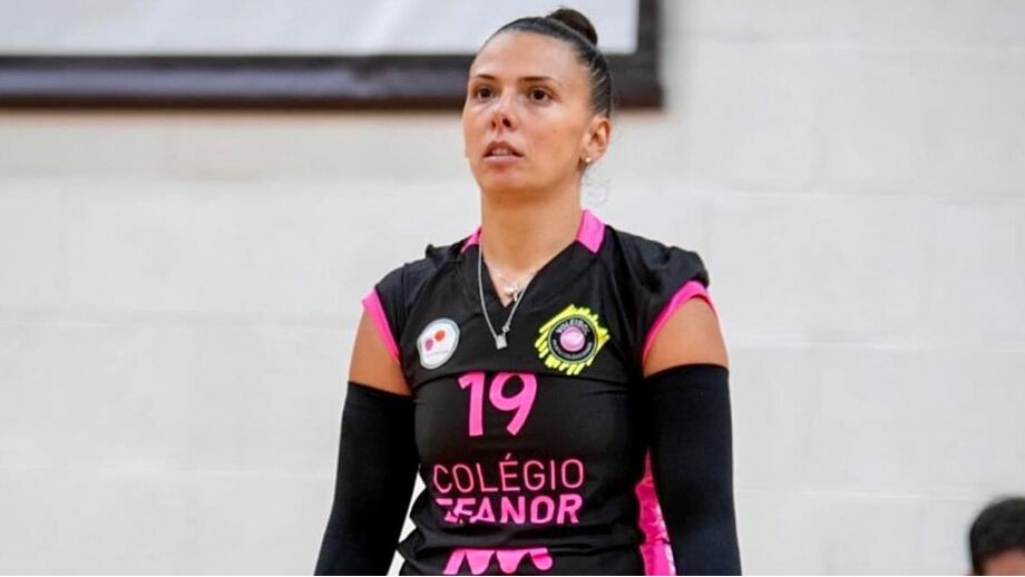 Atleta do Colégio Efanor na Liga Solverde concentra-se no jogo de voleibol