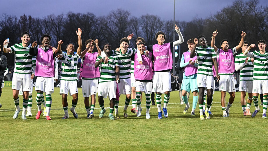 Jogadores do Sporting festejam a vitória sobre o E. Frankfurt