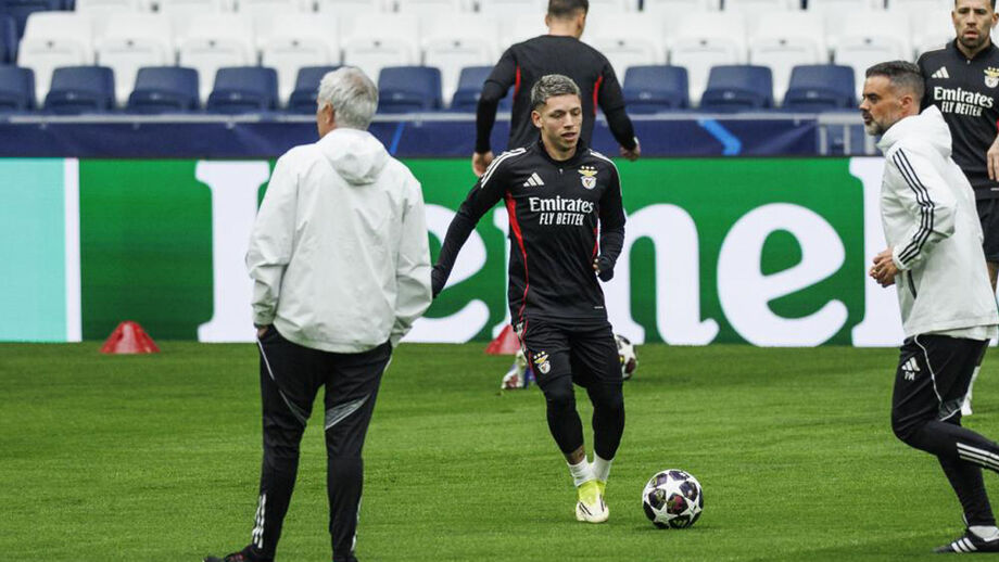 Prestianni integrou o treino de adaptação... com Mourinho atento