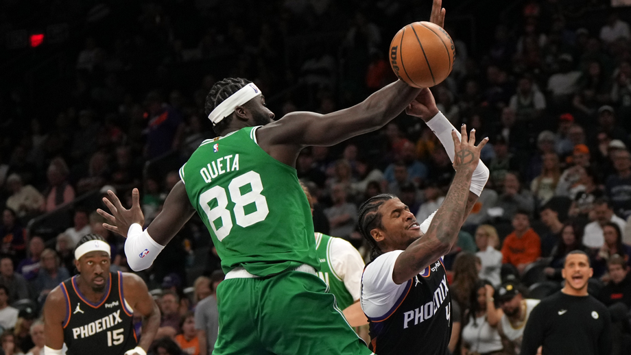 Neemias Queta durante o encontro entre Phoenix Suns e os Boston Celtics