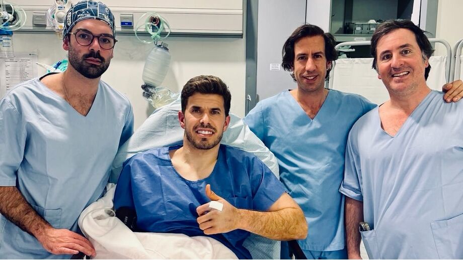 João Silva junto à equipa do bloco operatório; dr. João Santos, à esquerda