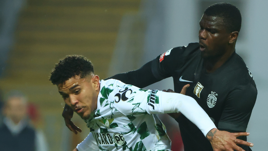 Yan Lincon disputa a posse de bola com Diomande