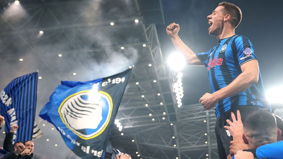 Pasalic festeja com os adeptos da Atalanta