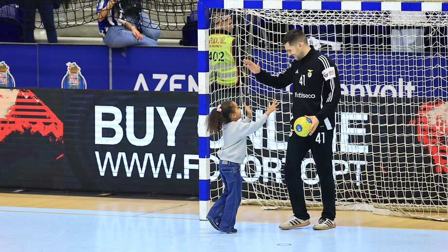 Gustavo Capdeville brinca com a filha de Quintana