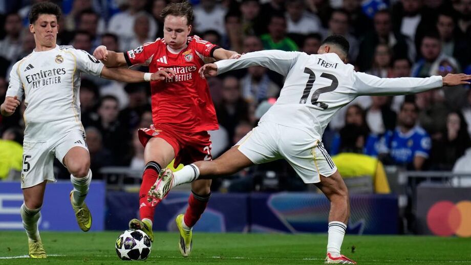 Schjelderup a driblar sobre Arnold