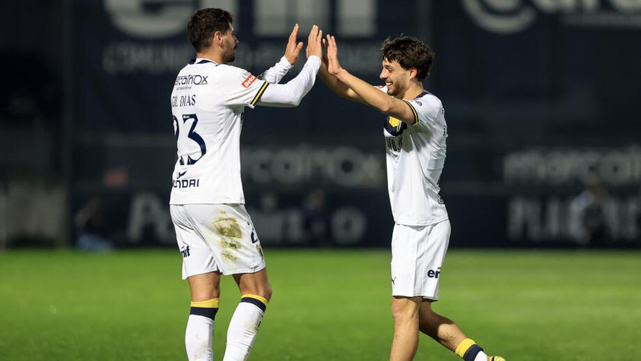 Gil Dias festeja com Mathias de Amorim