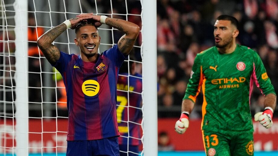 Raphinha, jogador do Barcelona, lamenta lance durante jogo