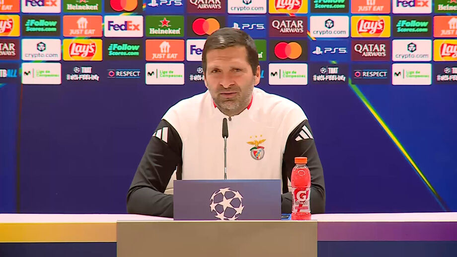 Treinador adjunto do Benfica orientou a equipa no banco devido à suspensão do técnico principal