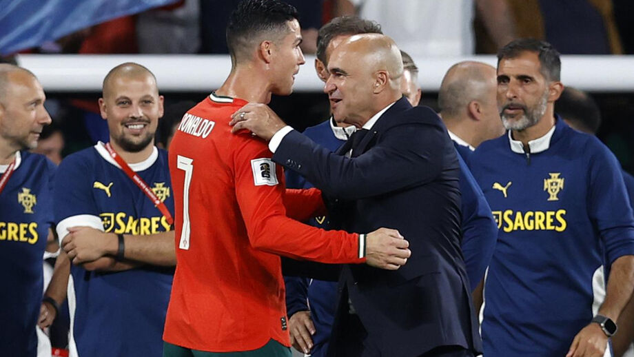 Roberto Martínez cumprimenta Cristiano Ronaldo durante um jogo da Seleção