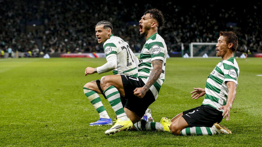 GARRA. Luis Suárez festeja com Maxi Araújo e Morita