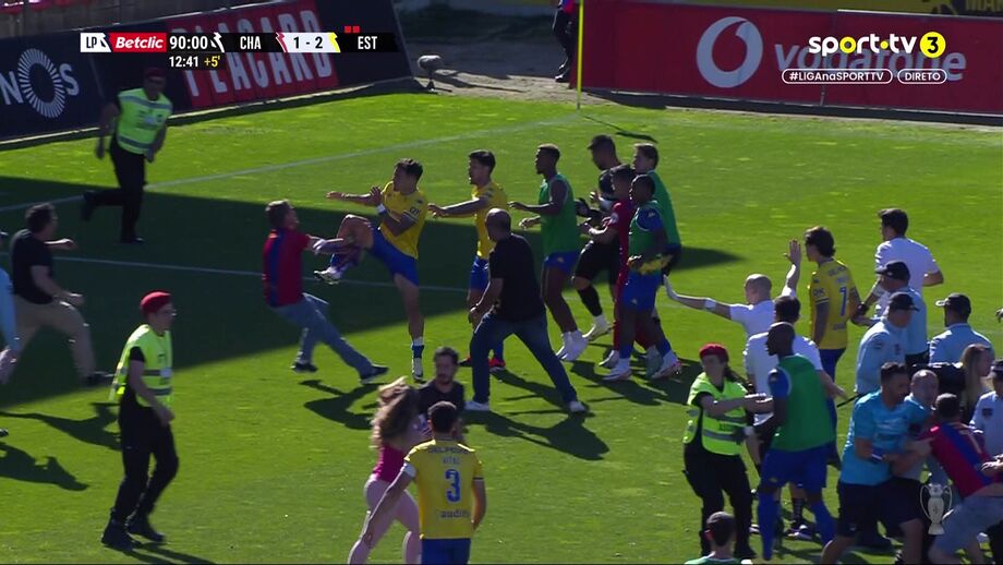 Jogo da 30.ª jornada marcado por uma invasão de campo, além de agressões