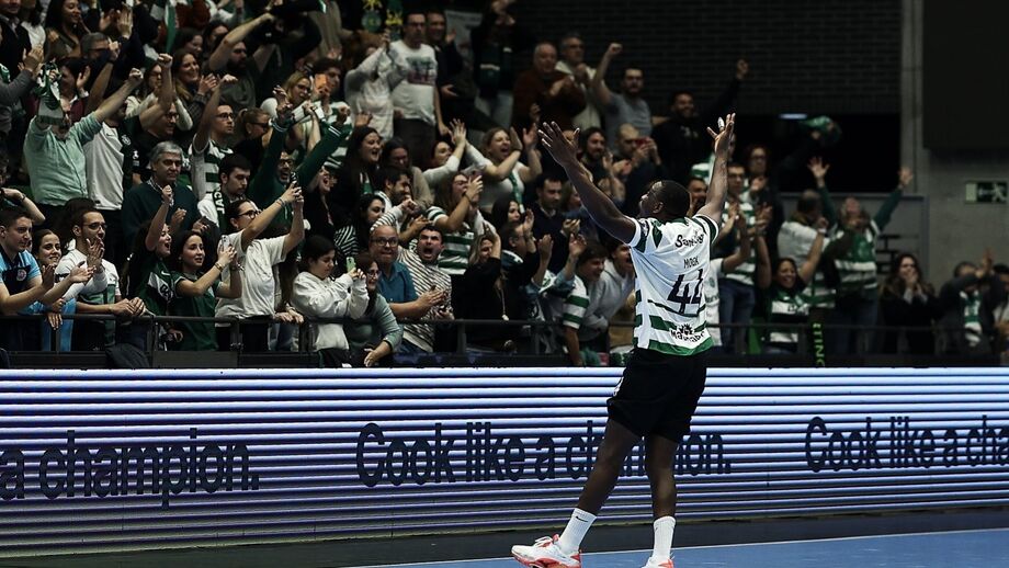 Christian Moga renova contrato com o Sporting e celebra com os adeptos