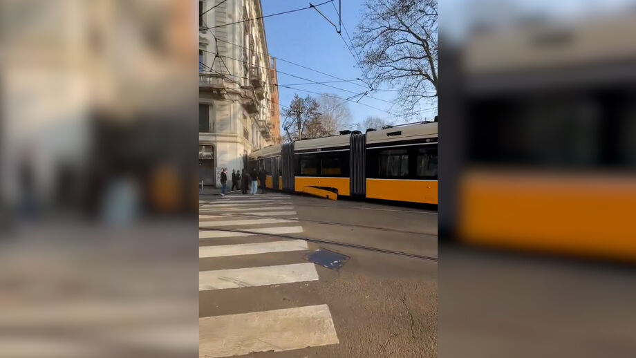 O elétrico saiu dos carris na via Vittorio Veneto, uma das principais artérias do centro da cidade.