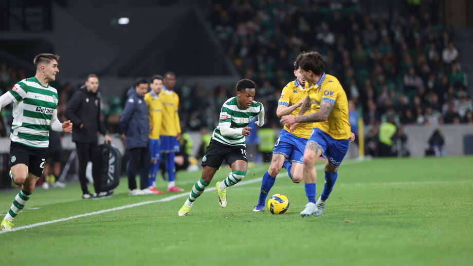 Os jogadores em ação durante o Sporting-Estoril