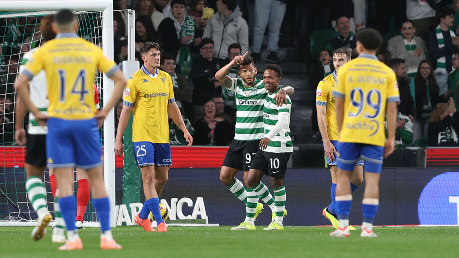 Luis Suárez e Geny Catamo festejam no decorrer do Sporting-Estoril