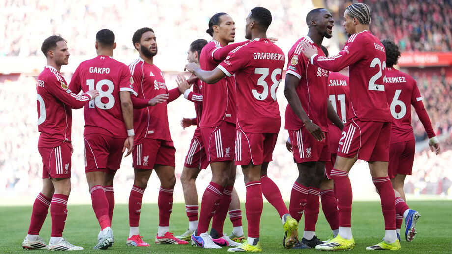 Jogadores do Liverpool a celebrar 