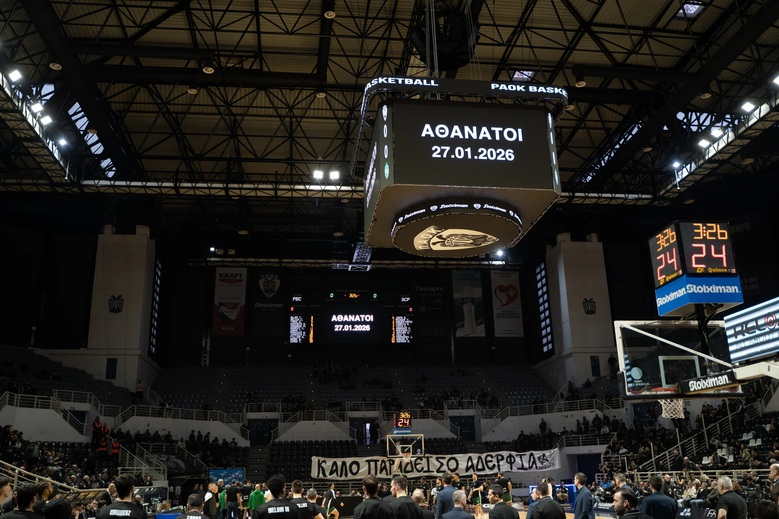 Homenagem aos adeptos do PAOK, vítimas de acidente rodoviário, num jogo de basquetebol