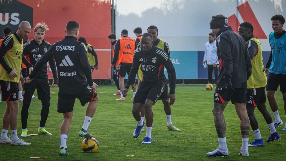 Lukebakio ao lado dos companheiros