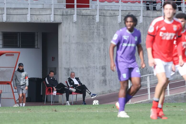 José Mourinho e João Tralhão assistem ao Benfica-Sp Braga na Liga Revelação