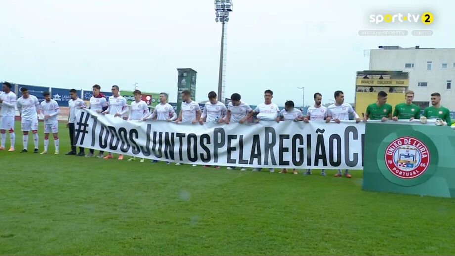 Jogadores da U. Leiria entraram com nomes de localidades afetadas nas camisolas e com uma faixa de apoio