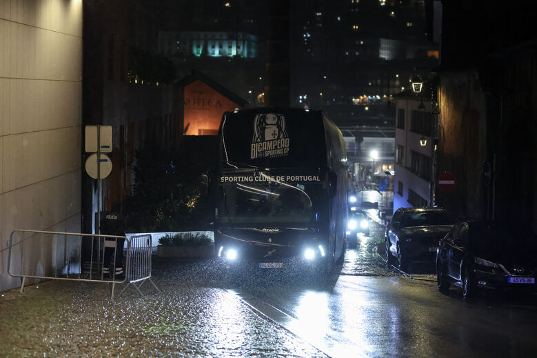 O autocarro do Sporting na chegada a Gaia
