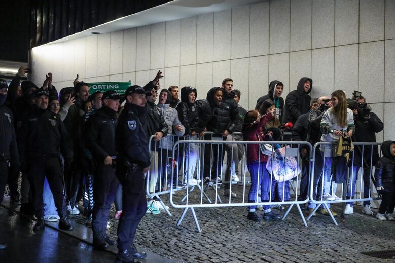 Adeptos aguardam a chegada do Sporting a Gaia para o estágio antes do jogo com o FC Porto