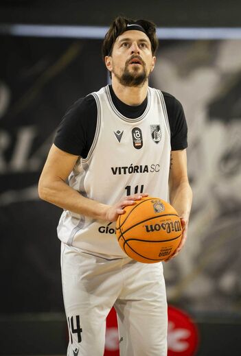 Pedro Pinto executa um lance livre