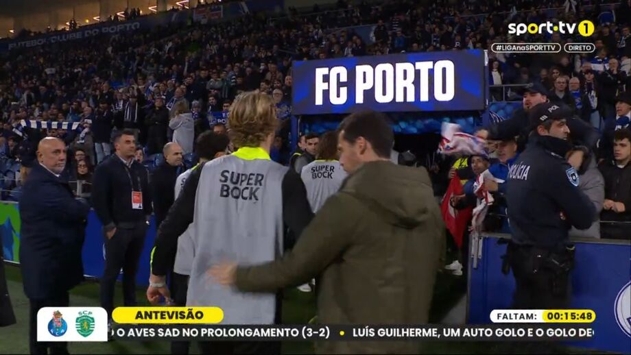 Adeptos do FC Porto atiram camisola do Atlético Madrid à cara de Hjulmand