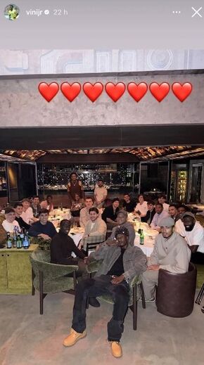 Plantel do Real Madrid reunido ao jantar