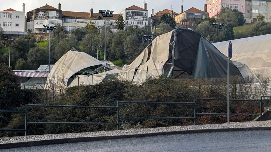 Estrutura danificada em campo de ténis após fortes chuvas