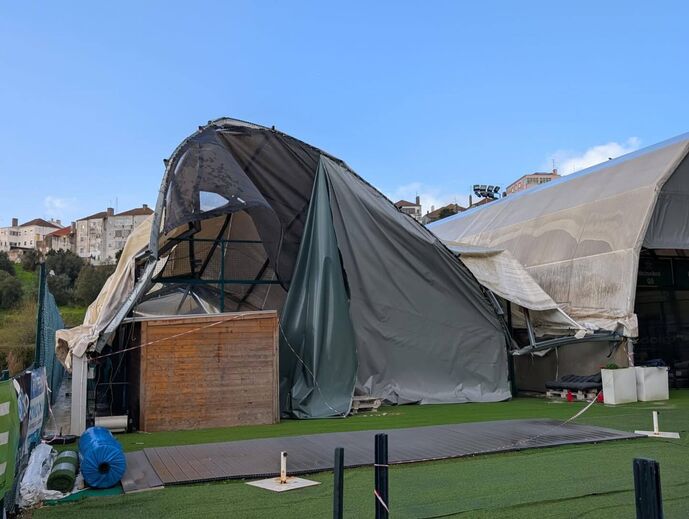 Estragos numa estrutura exterior, possivelmente devido a condições meteorológicas adversas