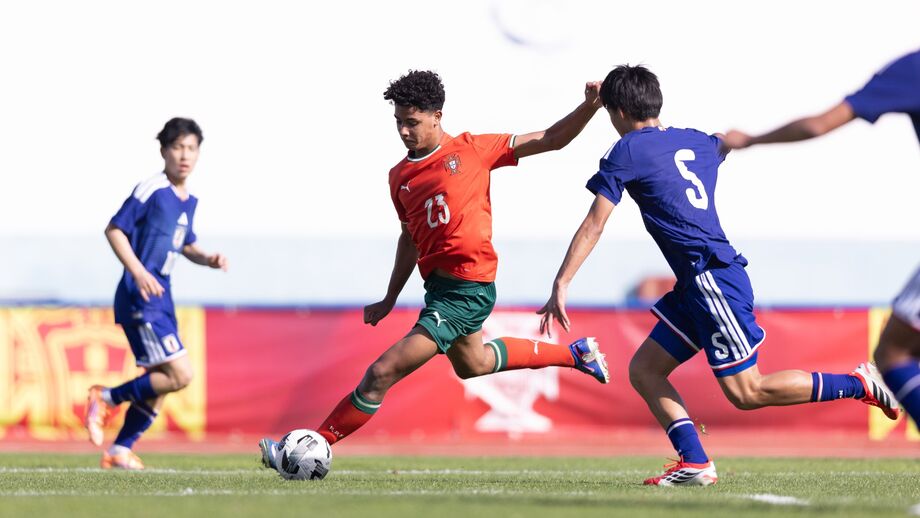 Cristiano Ronaldo Jr. joga futebol em torneio