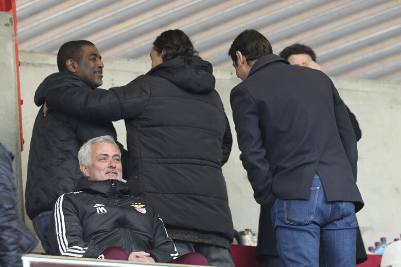 Mourinho e Rui Costa assistem a jogo do Benfica B no Campus